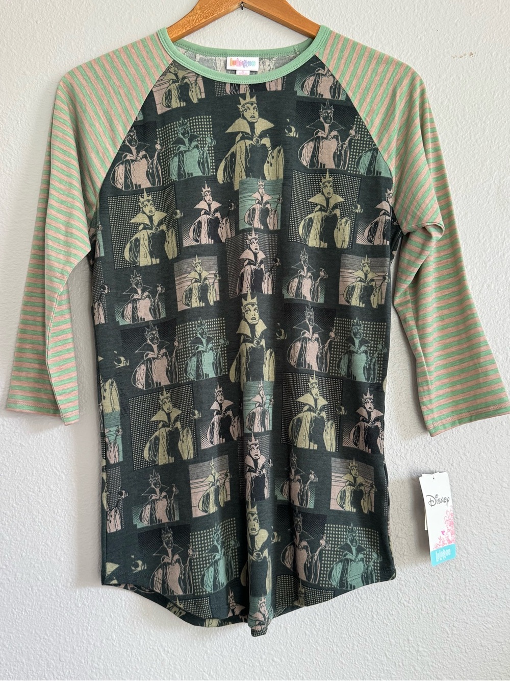 NWT DISNEY EVIL QUEEN T-SHIRT- SNOW WHITE - SMALL